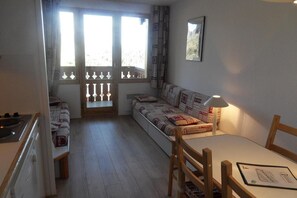 Interior - Ski-in/ski-out & foot of the slopes, 5th floor, view ski slopes, balcony, tv, 28m², La Plagne (La Plagne)