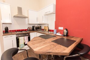 Fridge, microwave, oven, stovetop - Cozy Apartment by Holyrood Palace and Park (Edinburgh)