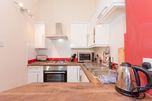 Fridge, microwave, oven, stovetop - Cozy Apartment by Holyrood Palace and Park (Edinburgh)