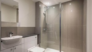 Shower, hair dryer, towels - Artist's Studio in Stockbridge (Edinburgh)