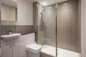 Regadera, secadora de cabello, toallas 