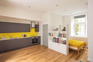 Fridge, microwave, oven, stovetop - Artist's Studio in Stockbridge (Edinburgh)