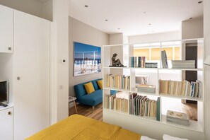 1 habitación, escritorio, tabla de planchar con plancha y cuna de viaje