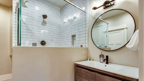Badewanne, Haartrockner, Handtücher