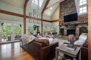 TV, peis, videospill og kontorer