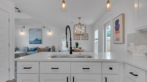 Combined shower/tub, towels