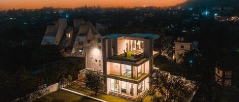 Voorkant accommodatie - avond/nacht