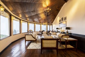 Smart TV - Amã Stays & Trails Puttabong Cottage, Darjeeling (Darjeeling)