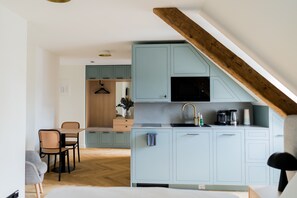 Deluxe Studio | Private kitchen | Espresso maker, coffee/tea maker, electric kettle - Bob W Munich Airport - Peterhof (Freising)