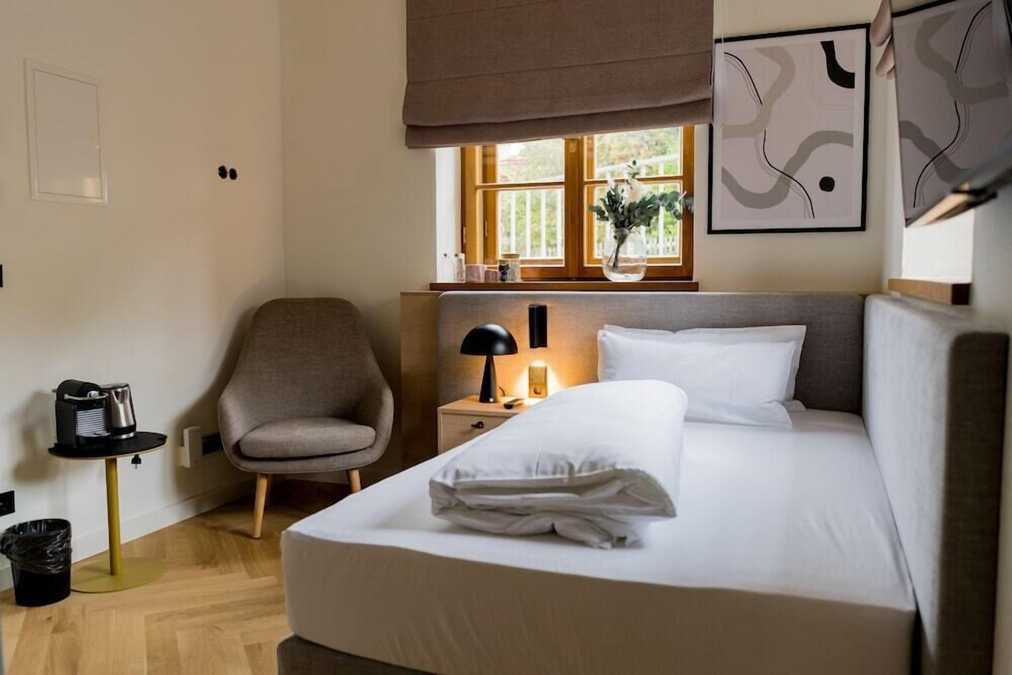 Ropa de cama hipoalergénica y tabla de planchar con plancha 