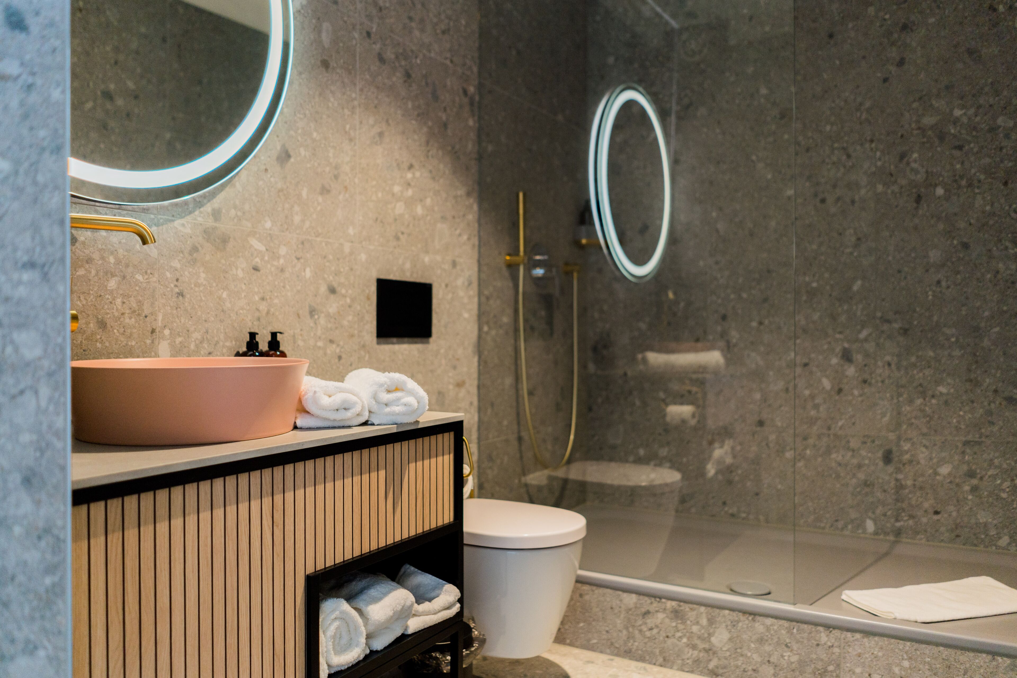 Superior-Studio | Badezimmer | Dusche, Regendusche, umweltfreundliche Kosmetikartikel, Haartrockner
