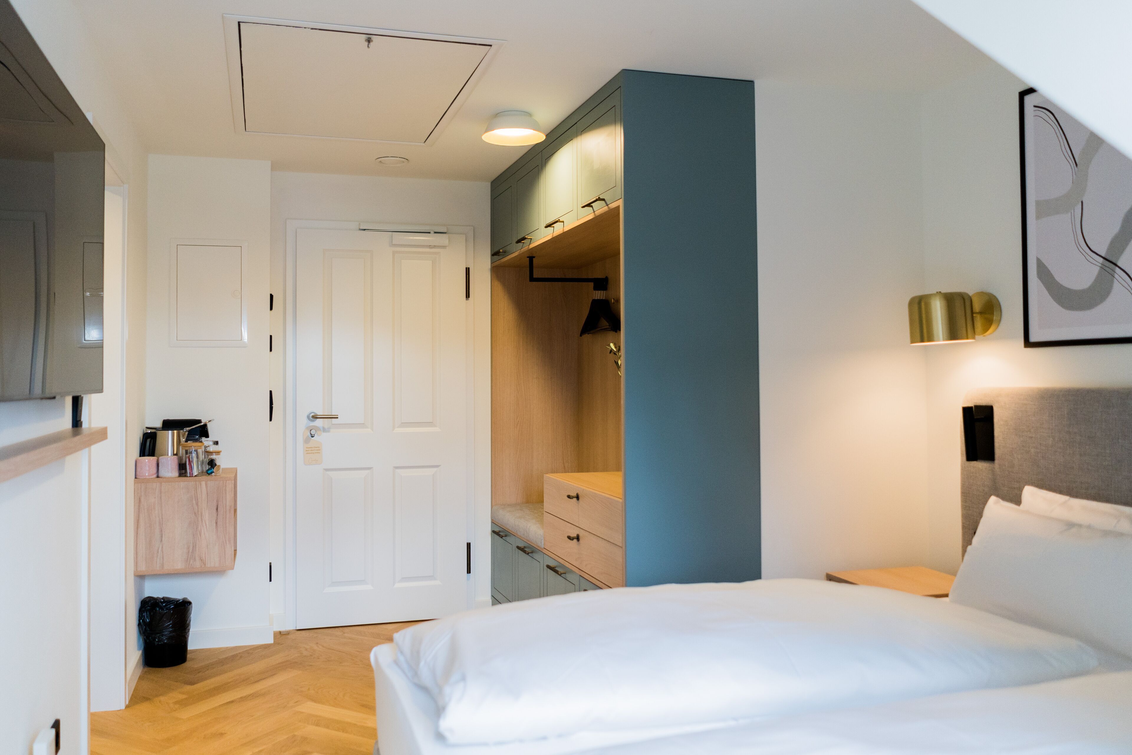 Ropa de cama hipoalergénica y tabla de planchar con plancha 