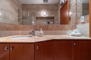 Baignoire, séchoir à cheveux, serviettes fournies