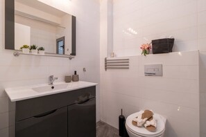 Bathtub, hair dryer, towels