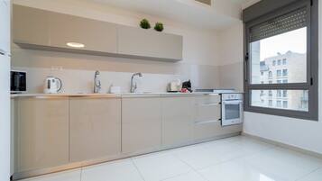 Køleskab, mikrobølgeovn, ovn, kogeplade