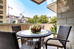 Outdoor dining - Fantastic 3BR Parking Terrace In City Center (Jerusalem)