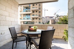 Outdoor dining - Fantastic 3BR Parking Terrace In City Center (Jerusalem)