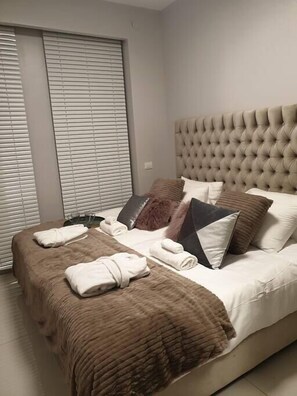1 habitación, escritorio, tabla de planchar con plancha y cuna de viaje 