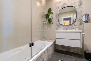 Badewanne, Haartrockner, Handtücher