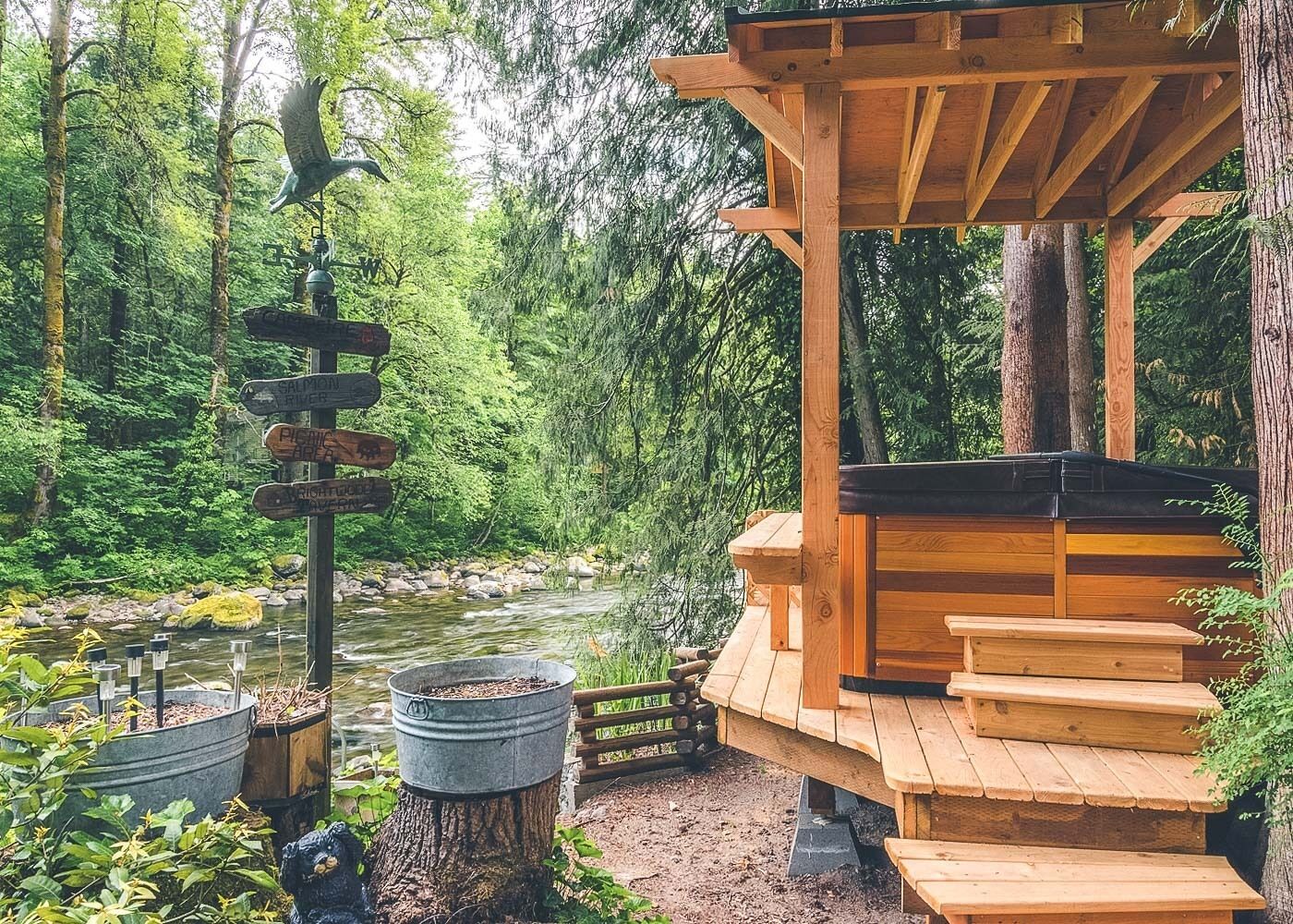 Charming Dream Catcher Cabin, riverfront, fireplace, hot tub, BBQ, dogs welcome