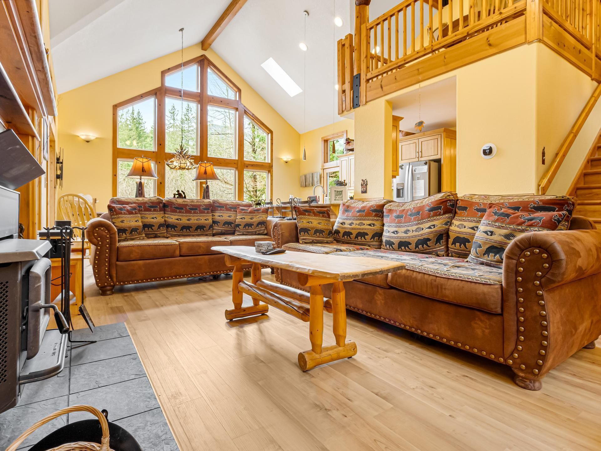 Rapid River Retreat, gourmet kitchen, fireplace, hot tub. Dogs Welcome