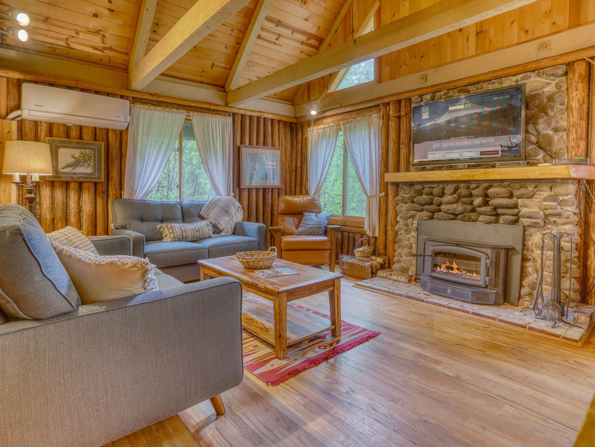 Storybrooks Cabin: Quaint creekside Steiner Cabin, decks, BBQ, dogs welcome