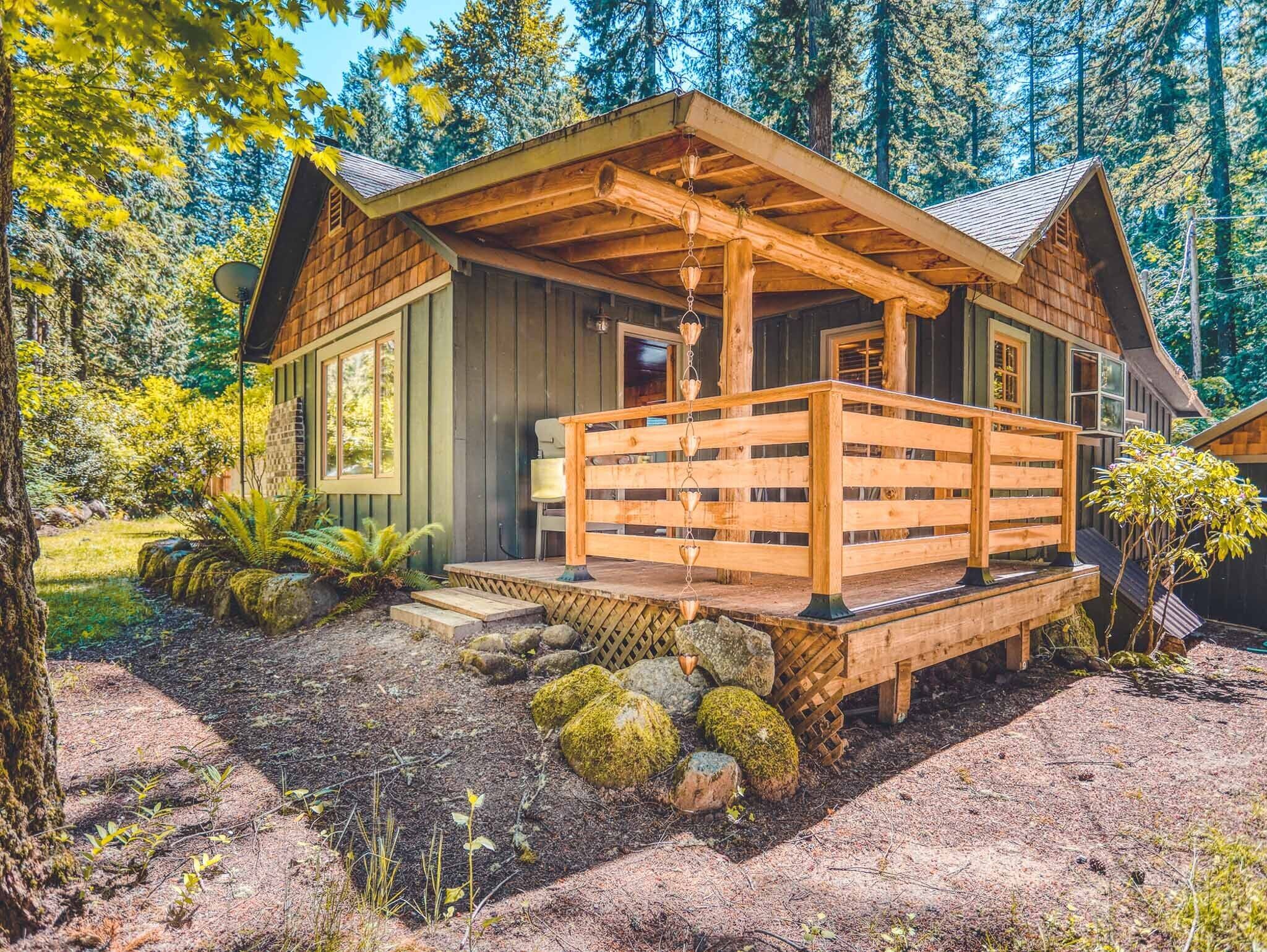 Bridlewood Cabin, adorable dog-friendly vintage cabin, decks, BBQ, big yard