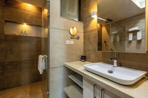 Handtücher, Seife, Shampoo, Toilettenpapier