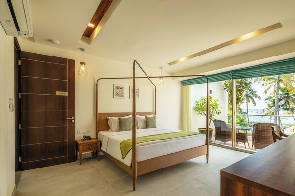 Un dormitorio moderno con cama con dosel, mesita de noche de madera, manta verde y vistas al exterior a través de amplios ventanales.