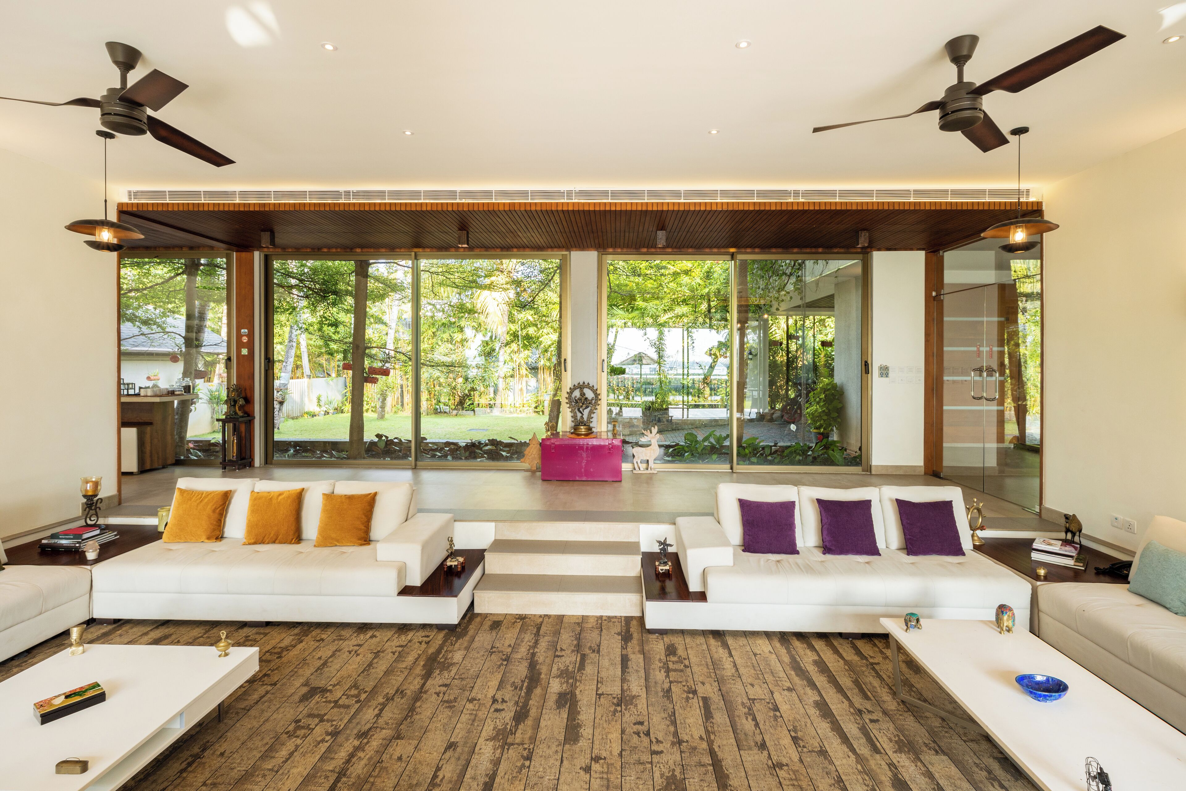 Bungalow, 6 Bedrooms | Living room