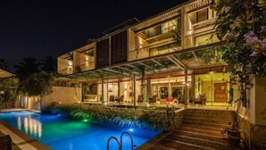 A modern two-story building with a swimming pool, outdoor seating, and a staircase leading to the upper level. - Amã Stays & Trails Sherly'S Ente Kumbalanghi, Kochi (Kochi)