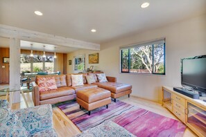 House, 2 Bedrooms | Living room - Healdsburg Home With Magnificent Vineyard View 2 Bedroom Home by RedAwning (Healdsburg)