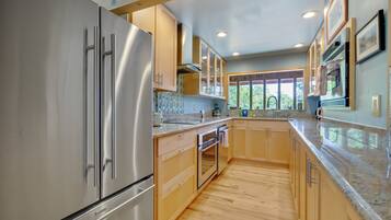 Rumah, 2 kamar tidur | Dapur pribadi | Lemari es, oven, mesin pembuat kopi/teh, dan pemanggang roti