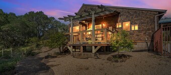 Healdsburg Home With Magnificent Vineyard View 2 Bedroom Home by RedAwning