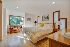 House, 2 Bedrooms | 2 bedrooms, laptop workspace, iron/ironing board, free WiFi - Healdsburg Home With Magnificent Vineyard View 2 Bedroom Home by RedAwning (Healdsburg)