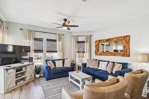 Condo, 2 Bedrooms | Living area