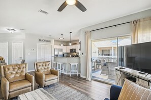 Condo, 2 Bedrooms | Living area