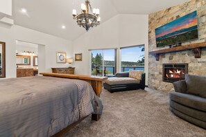 5 bedrooms, desk, free WiFi, bed sheets - LAKEFRONT / EV L2 CHARGE - 5 STAR BOAT DOCK W/ Hot Tub, Game Room & VIEWS! (Big Bear Lake)