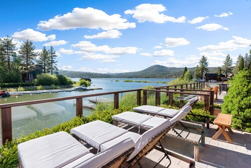 LAKEFRONT / EV L2 CHARGE - 5 STAR BOAT DOCK W/ Hot Tub, Game Room & VIEWS!