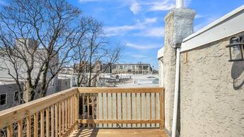 House, 4 Bedrooms | Balcony