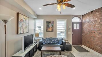 House, 4 Bedrooms | Living room | Smart TV