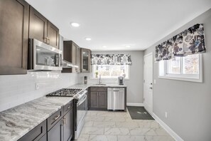 Hus, 4 soverom | Eget kjøkken | Kjøleskap, ovn, kaffetrakter/tekoker og brødrister