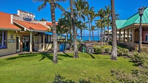Ein Strandgrundstück mit einem Restaurant namens "OCEANS" und einem Gebäude mit einer grünen Dachbegrünung.