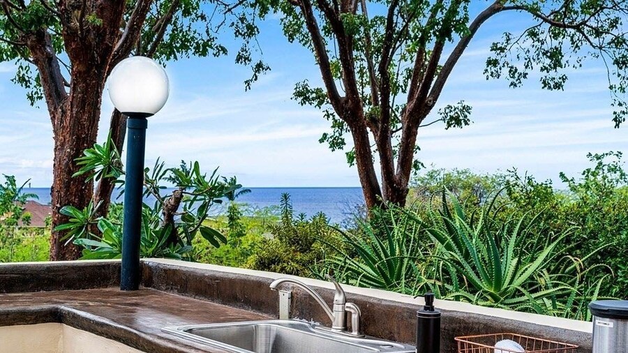 OCEAN VIEW 2 BEDROOM DOWNTOWN CONDO 2 Condo by RedAwning