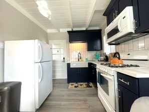 Frigorifero, microonde, forno, piano cottura