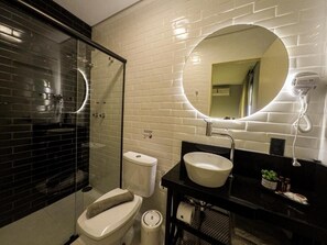 Shower, hair dryer, towels, soap - Castro's Hotel (Telemaco Borba)