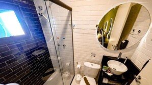 A bathroom with a toilet, sink, and mirror. - Castro's Hotel (Telemaco Borba)