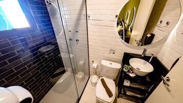 Shower, pengering rambut, handuk, dan sabun