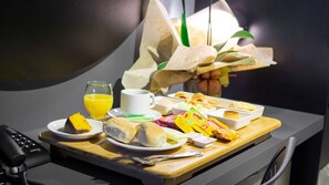 Café da manhã completo grátis todos os dias