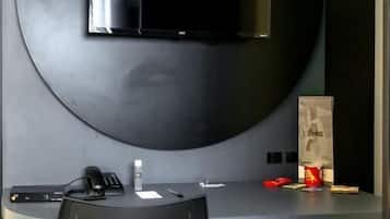Decoración personalizada, muebles diferentes, escritorio y wifi gratis